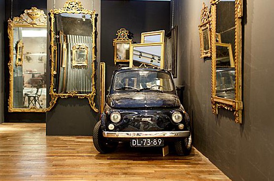 Fiat 500 voor antieke spiegel