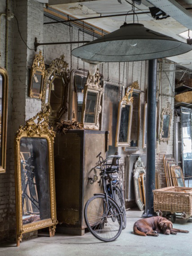 Atelier Anouk Beerents antieke spiegels met liggende hond